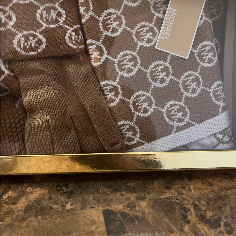 NIB 3pc MK Cream Monogrammed Winter Scarf Set - Unisex - Picture 3 of 4